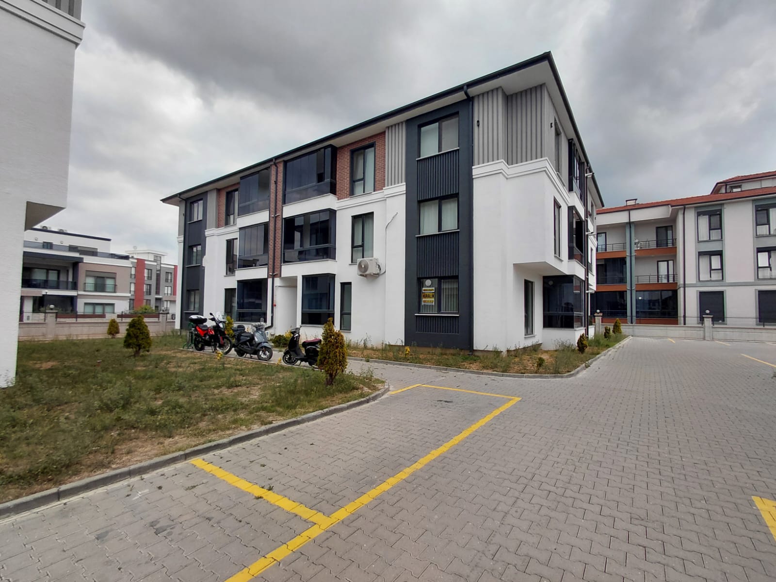 Yazlık Yekpare Pastanesi Arkasında Kiralık 2+1 Lüks Daire