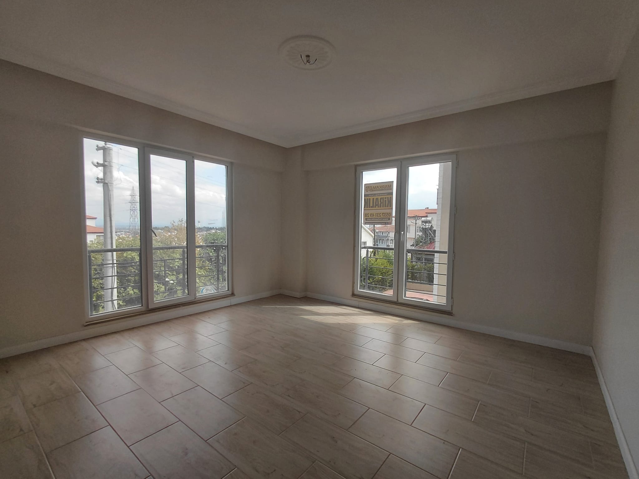 Sakarya 32 Evler Mevkii’nde Geniş Balkonlu & Şehir Manzaralı Kiralık Daire